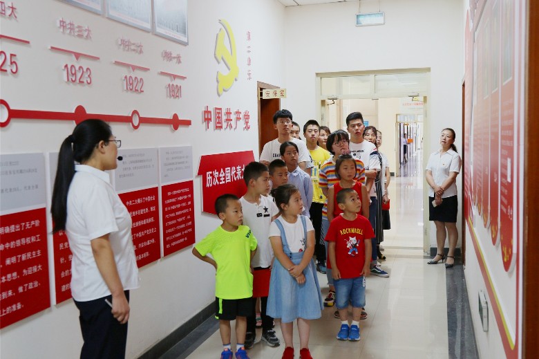 干部子女参观党性教育基地.jpg