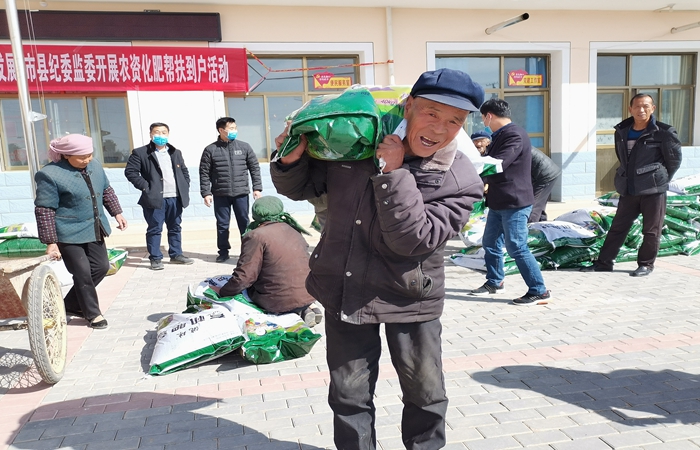 领取到春耕农资的群众脸上洋溢着喜悦.jpg