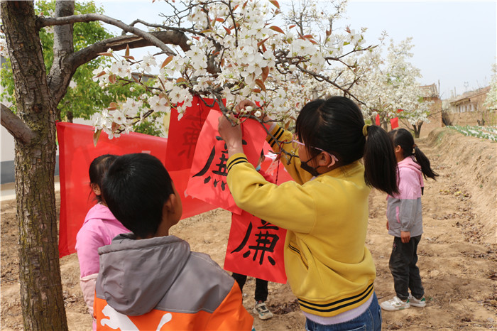 2.廉洁文化进梨园活动.jpg